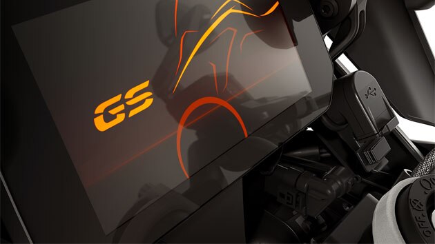 Vemos la cabina de la R 1250 GS con una pantalla TFT dominante.