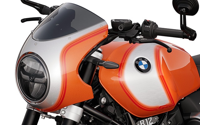 The dynamic front trim panel with paintwork in Lava orange metallic on the R 12 S from BMW Motorrad